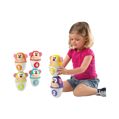Menina a brincar com brinquedo educativo de macacos coloridos numerados