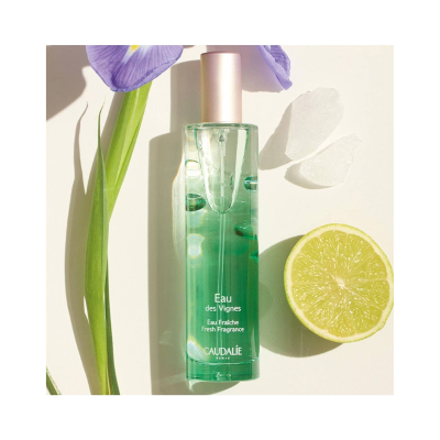 Frasco de perfume Eau des Vignes Caudalie com limão e flor lilás
