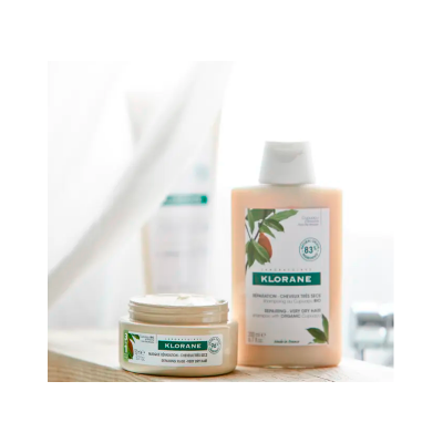 Produtos Klorane para cabelo seco em embalagens bege e brancas com rótulos verdes e imagens de folhas e aveia.