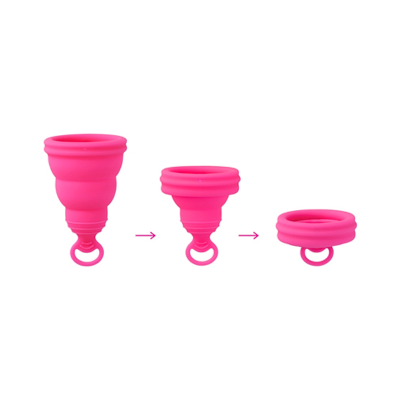 Três copos menstruais cor-de-rosa em diferentes fases de desdobramento