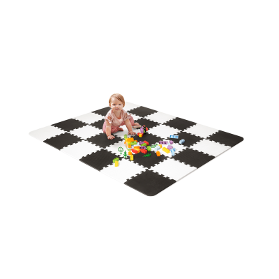 Tapete preto e branco de brincar para crianças com blocos coloridos