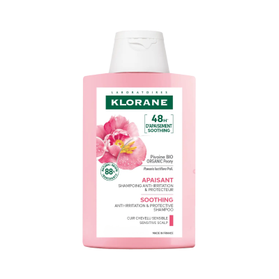 Frasco rosa de champô Klorane com peônia orgânica e texto em francês e inglês