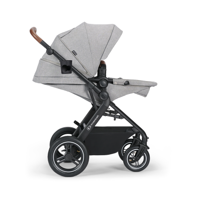Carrinho de bebé cinza claro com estrutura preta e rodas grandes
