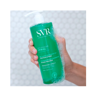 Frasco verde de gel desodorizante SVR com doseador branco e espuma na mão