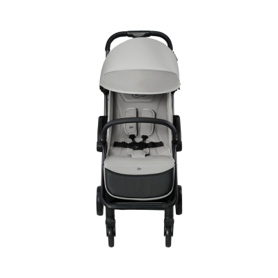 Carrinho de bebé cinza e preto com rodas dianteiras giratórias e cinto de cinco pontos