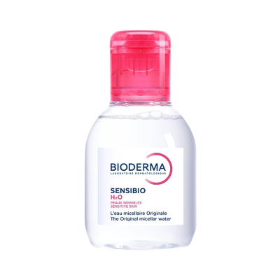 Frasco de água micelar Bioderma Sensibio H2O com tampa rosa e rótulo branco
