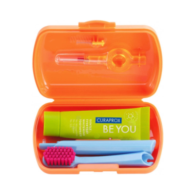 Estojo laranja com pasta de dentes verde e escova de dentes azul com cerdas cor-de-rosa