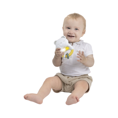 Bebé sentada a segurar brinquedo em forma de urso