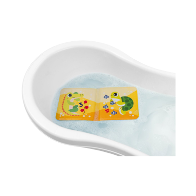 Livro de banho infantil amarelo a flutuar em banheira branca cheia de água e espuma