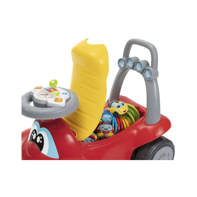 Carrinho infantil vermelho com volante cinzento e brinquedos coloridos dentro do compartimento com tampa amarela aberta