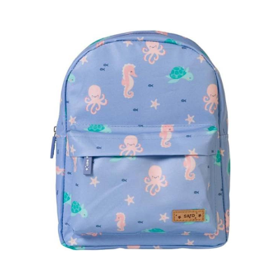 Mochila azul claro com padrão de animais marinhos e bolso frontal