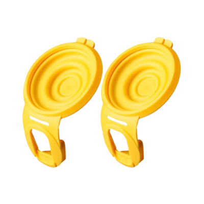 Duas tampas extensíveis amarelas em silicone para vedar recipientes.