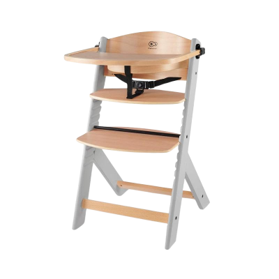 Cadeira de alimentação infantil em madeira clara e cinza com bandeja e cintos de segurança pretos