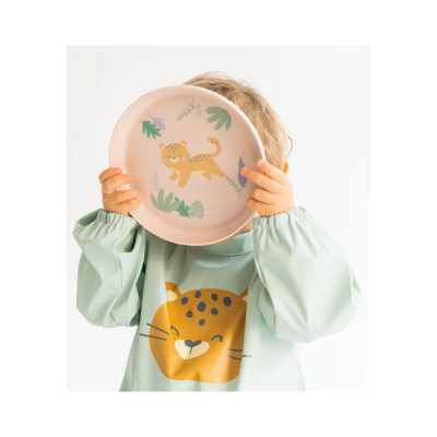 Criança com prato ilustrado e avental com estampa de leopardo