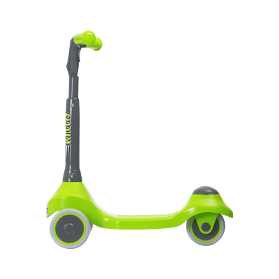 Trotinete elétrica verde com três rodas em fundo branco