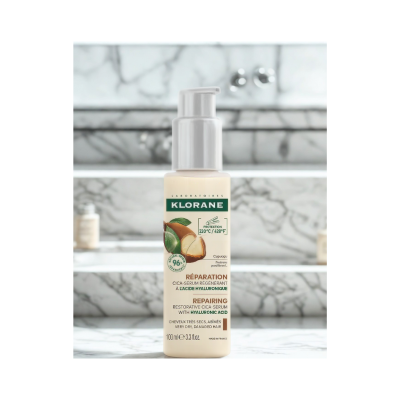 Frasco Klorane sérum reparador com ácido hialurónico 100 ml sobre mármore cinza