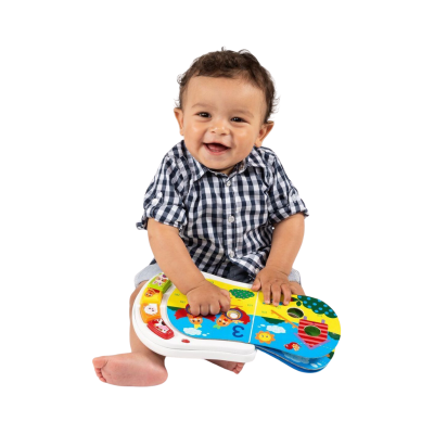 Bebé com camisa xadrez a brincar com brinquedo musical colorido