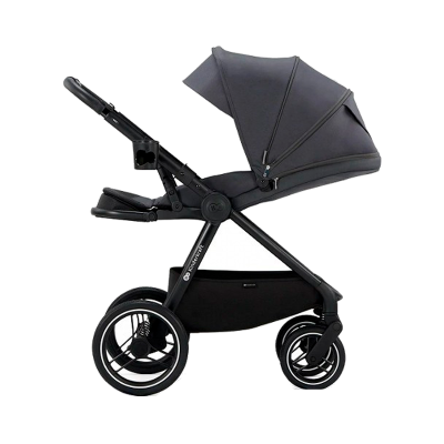 Carrinho de bebé preto com capota ampla e rodas grandes