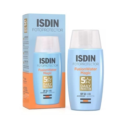 Fotoprotetor ISDIN FusionWater Magic SPF 50 com embalagem azul claro e caixa laranja.