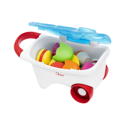 Carrinho branco de brincar com rodas vermelhas e brinquedos coloridos dentro