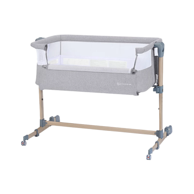 Berço portátil cinzento claro Kinderkraft com laterais em rede branca e estrutura em madeira clara