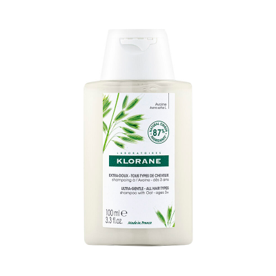 Frasco de shampoo Klorane com rótulo branco e folhas verdes