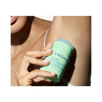 Desodorizante Caudalie Vinofresh verde aplicada na axila