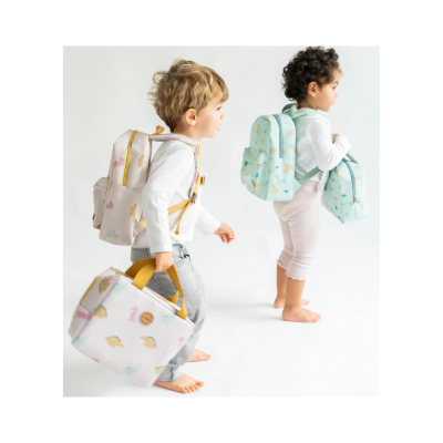 Crianças com mochilas e sacos térmicos infantis com padrão de dinossauros