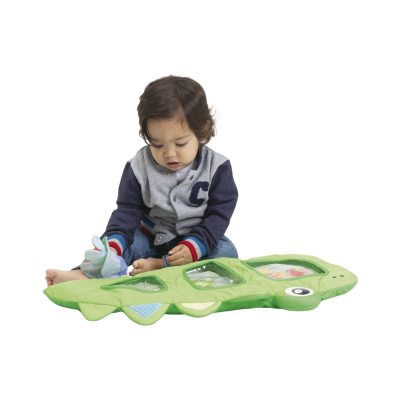 Criança brincando com tapete de atividades verde em forma de crocodilo