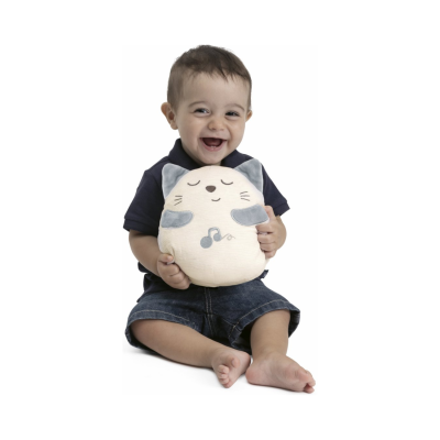 Criança sorridente segurando almofada de peluche em forma de gato