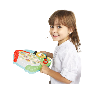 Menina segurando brinquedo de abelha colorido com botões interativos
