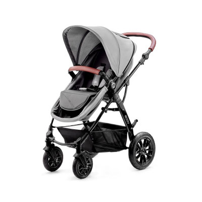 Carrinho de bebé cinzento com barras de pele castanha e rodas pretas