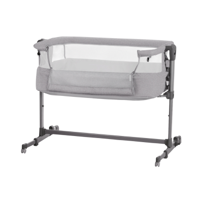 Berço cinzento claro com laterais em rede e estrutura metálica.