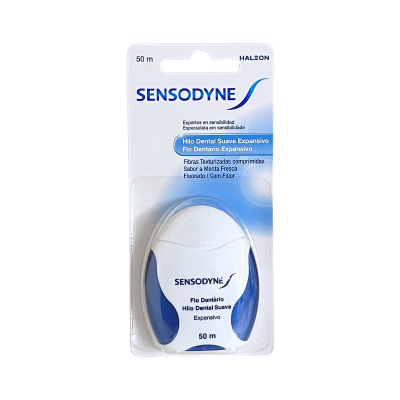 Fio dentário Sensodyne branco e azul em embalagem plástica com texto em espanhol e português