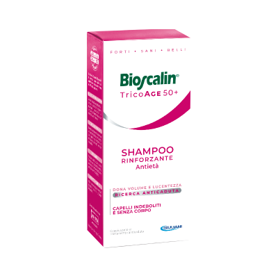 Embalagem de shampoo Bioscalin TricoAGE 50+ branca e rosa com texto em italiano