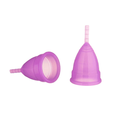 Dois copos menstruais de silicone roxo translúcidos, um de lado e outro em pé.