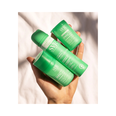 Três desodorizantes SVR verdes em mão, texto em português visível