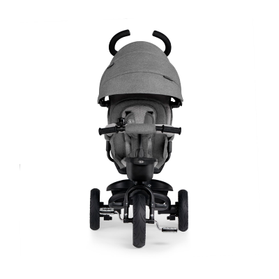 Carrinho de bebé cinzento com três rodas e cobertura para sombra