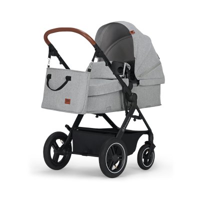 Carrinho de bebé cinzento com estrutura preta e bolsa junto ao punho