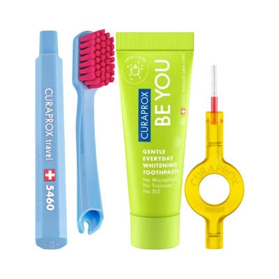 Kit de higiene oral com escova azul, pasta de dentes BE YOU verde e fio interdental amarelo.