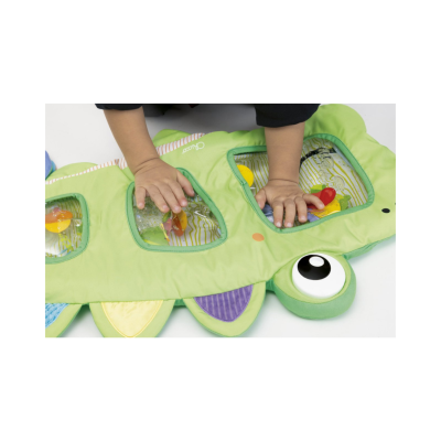 Tapete de brincadeira verde com transparências e detalhes coloridos para bebés