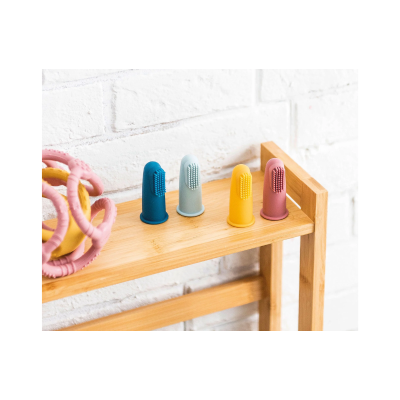 Escovas de dentes de silicone coloridas sobre prateleira de madeira