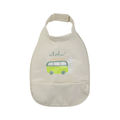 Babete bege claro com estampa de carrinha verde e prancha de surf com texto aloha