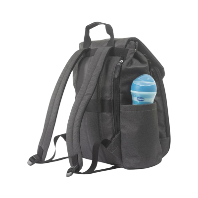 Mochila preta com garrafa chicco no bolso lateral sobre fundo branco
