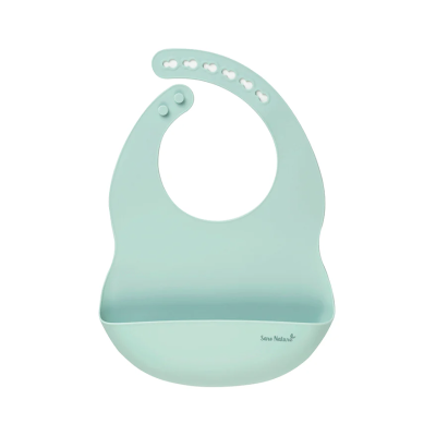 Babete de silicone azul claro com compartimento e texto Saro Nature