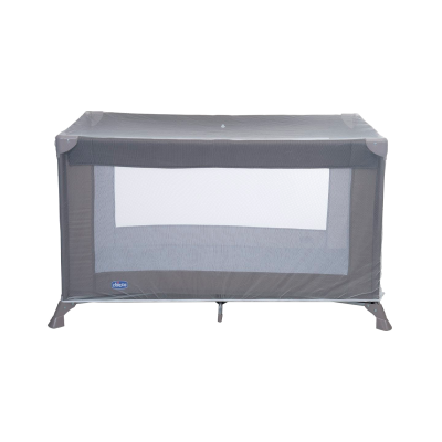 Berço portátil cinza com laterais em rede branca e estrutura metálica