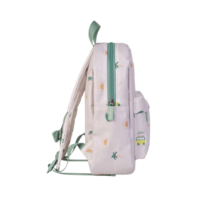 Mochila infantil branca com padrão de sóis, palmeiras e bolso frontal avec texto aloha
