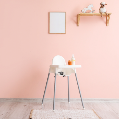 Cadeira alta branca para bebé com pernas cinzentas e prateleira decorativa