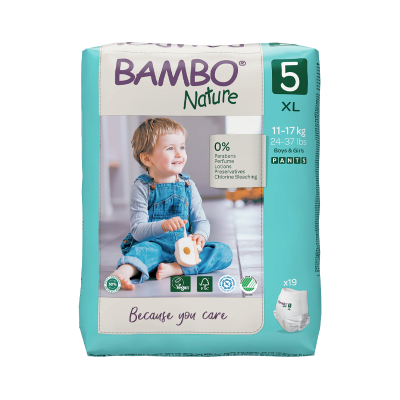 Pacote de fraldas BAMBO Nature tamanho 5 XL azul e branco com imagem de criança e selos