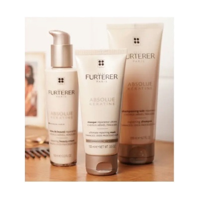 Três produtos de cuidado capilar FURTERER PARIS ABSOLUE KÉRATINE em frasco com bomba e tubos em tons creme e dourado